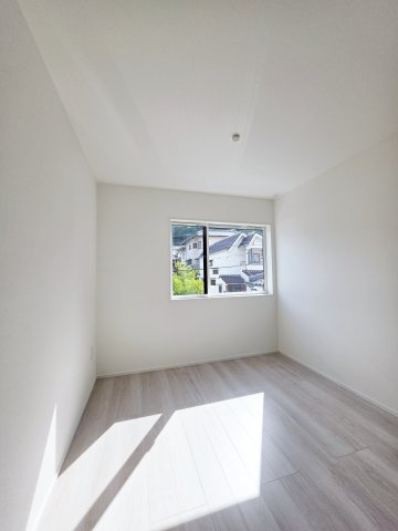 己斐大迫一丁目の洋室|各居室に機能的なクローゼットを完備。タンスなどの大型家具を買い足す必要がないため、お部屋の面積を最大限に活かせます。