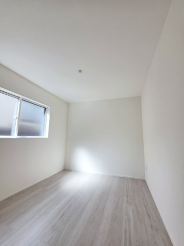 己斐大迫一丁目の洋室|各居室に機能的なクローゼットを完備。タンスなどの大型家具を買い足す必要がないため、お部屋の面積を最大限に活かせます。