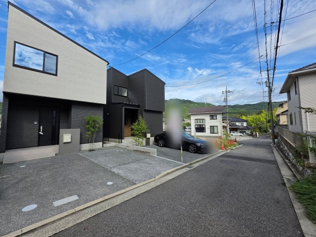 己斐大迫一丁目の前面道路含む現地写真|前面道路は交通量が少なく駐車楽々