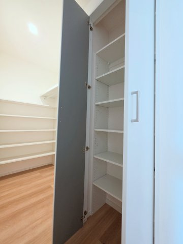 五月が丘四丁目の収納|キッチン裏には、ストック食品や調理家電もすっきり収まるパントリーがあります。