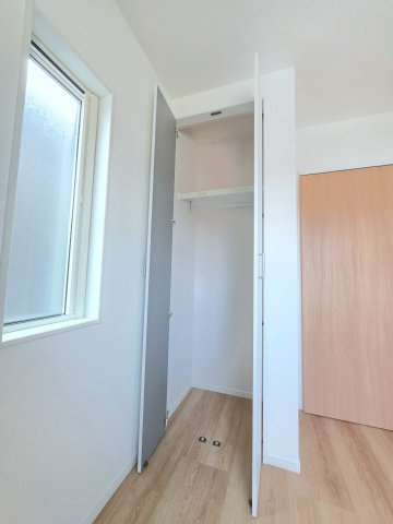 五月が丘四丁目の収納|各居室に機能的なクローゼットを完備。タンスなどの大型家具を買い足す必要がないため、お部屋の面積を最大限に活かせます。