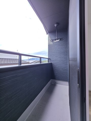 五月が丘四丁目のバルコニー|屋根に守られたバルコニー。お出かけ中の急な雨でも洗濯物が濡れにくく安心です。