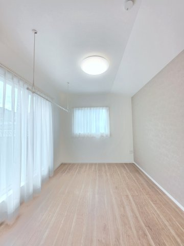 五月が丘四丁目の洋室|各居室に機能的なクローゼットを完備。タンスなどの大型家具を買い足す必要がないため、お部屋の面積を最大限に活かせます。