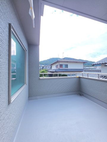 五月が丘四丁目のバルコニー|屋根に守られたバルコニー。お出かけ中の急な雨でも洗濯物が濡れにくく安心です。
