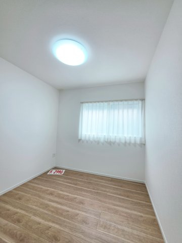 五月が丘四丁目の洋室|各居室に機能的なクローゼットを完備。タンスなどの大型家具を買い足す必要がないため、お部屋の面積を最大限に活かせます。