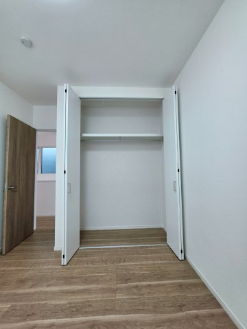 五月が丘四丁目の収納|各居室に機能的なクローゼットを完備。タンスなどの大型家具を買い足す必要がないため、お部屋の面積を最大限に活かせます。
