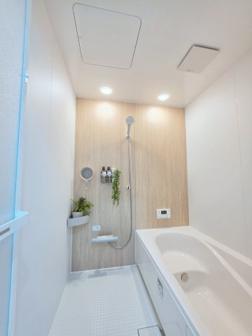 己斐大迫一丁目の浴室|１坪タイプの大きなバスルーム。
足を伸ばしてゆっくり湯船につかることができます
