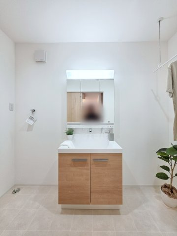 己斐大迫一丁目の独立洗面台|清潔感あふれるシャワー付洗面台と洗面室。余裕のスペース。窓もあり明るく通気も良いです