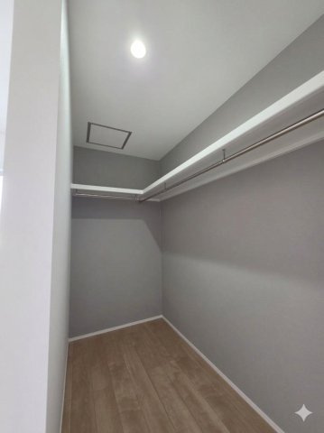 己斐大迫一丁目の収納|各居室に機能的なクローゼットを完備。タンスなどの大型家具を買い足す必要がないため、お部屋の面積を最大限に活かせます。