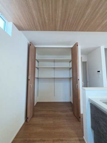 美鈴が丘東二丁目の収納|キッチン横には、ストック食品や大型調理家電もすっきり収まる大容量のパントリーがあります。