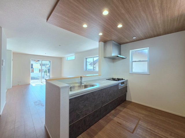 美鈴が丘東二丁目のキッチン|南向きの広く明るいリビング空間。オープンタイプの対面式キッチンでリビングが隅まで見渡せます。キッチンにいながら小さなお子様にも目が届き安心です。