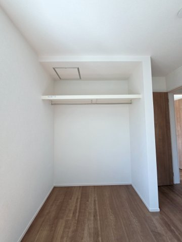 美鈴が丘東二丁目の収納|各居室に機能的なクローゼットを完備。タンスなどの大型家具を買い足す必要がないため、お部屋の面積を最大限に活かせます。