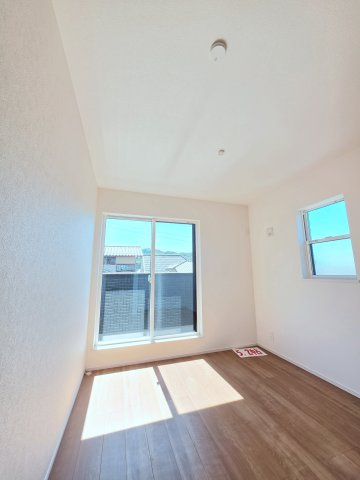 美鈴が丘東二丁目の洋室|各居室に機能的なクローゼットを完備。タンスなどの大型家具を買い足す必要がないため、お部屋の面積を最大限に活かせます。