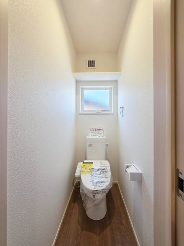 美鈴が丘東二丁目のトイレ|窓のある明るいトイレ
勿論ウォシュレット付きです