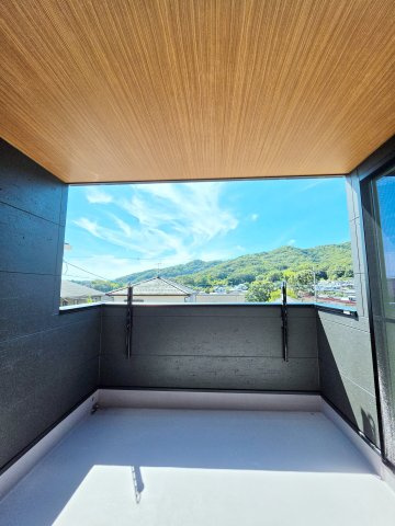 中山鏡が丘のバルコニー|屋根に守られたバルコニー。お出かけ中の急な雨でも洗濯物が濡れにくく安心です。
