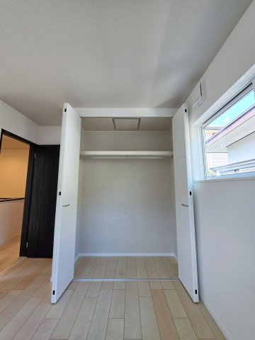 中山鏡が丘の収納|各居室に機能的なクローゼットを完備。タンスなどの大型家具を買い足す必要がないため、お部屋の面積を最大限に活かせます。