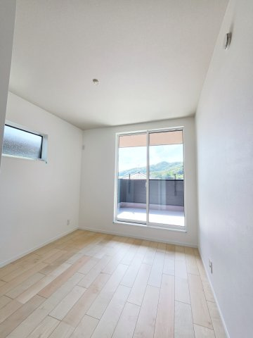 中山鏡が丘の洋室|各居室に機能的なクローゼットを完備。タンスなどの大型家具を買い足す必要がないため、お部屋の面積を最大限に活かせます。
