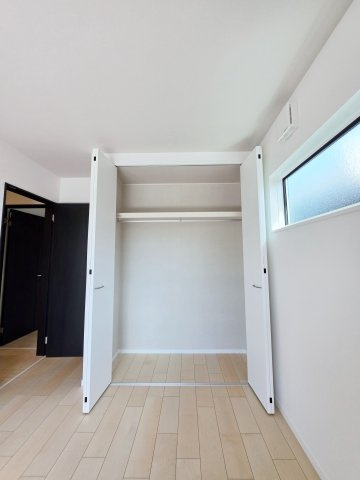 中山鏡が丘の収納|各居室に機能的なクローゼットを完備。タンスなどの大型家具を買い足す必要がないため、お部屋の面積を最大限に活かせます。