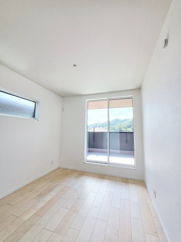 中山鏡が丘の洋室|各居室に機能的なクローゼットを完備。タンスなどの大型家具を買い足す必要がないため、お部屋の面積を最大限に活かせます。