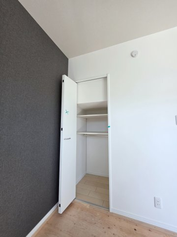 中山鏡が丘の収納|各居室に機能的なクローゼットを完備。タンスなどの大型家具を買い足す必要がないため、お部屋の面積を最大限に活かせます。