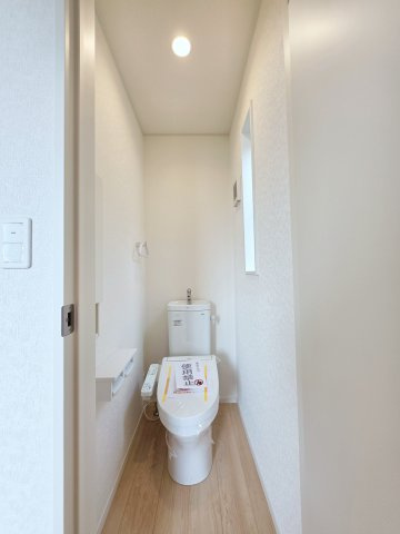 深川一丁目のトイレ|窓のある明るいトイレ
勿論ウォシュレット付きです