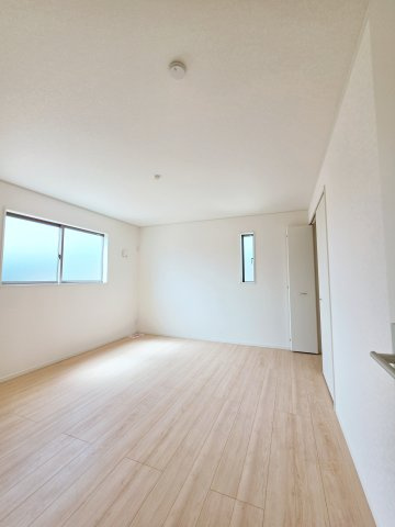 深川一丁目の洋室|各居室に機能的なクローゼットを完備。タンスなどの大型家具を買い足す必要がないため、お部屋の面積を最大限に活かせます。