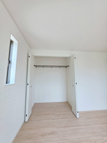 深川一丁目の収納|各居室に機能的なクローゼットを完備。タンスなどの大型家具を買い足す必要がないため、お部屋の面積を最大限に活かせます。