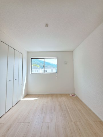 深川一丁目の洋室|各居室に機能的なクローゼットを完備。タンスなどの大型家具を買い足す必要がないため、お部屋の面積を最大限に活かせます。