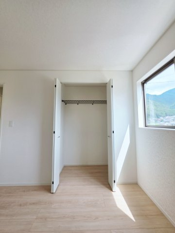 深川一丁目の収納|各居室に機能的なクローゼットを完備。タンスなどの大型家具を買い足す必要がないため、お部屋の面積を最大限に活かせます。