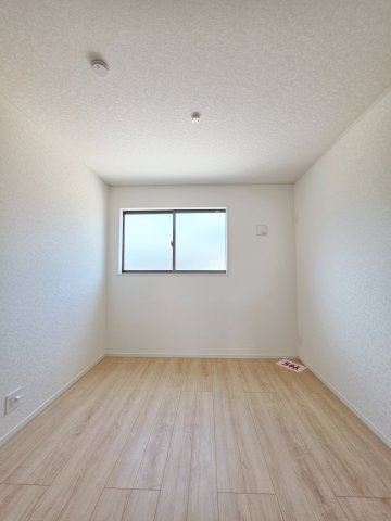 深川一丁目の洋室|各居室に機能的なクローゼットを完備。タンスなどの大型家具を買い足す必要がないため、お部屋の面積を最大限に活かせます。