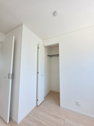深川一丁目の収納|各居室に機能的なクローゼットを完備。タンスなどの大型家具を買い足す必要がないため、お部屋の面積を最大限に活かせます。