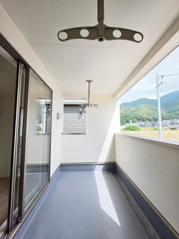 深川一丁目のバルコニー|屋根に守られたバルコニー。お出かけ中の急な雨でも洗濯物が濡れにくく安心です。