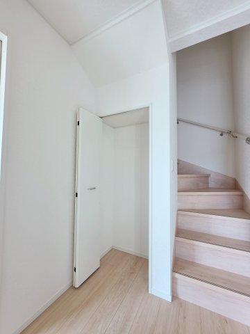 深川一丁目の収納|玄関だけでなく廊下にも収納スペースが二か所有