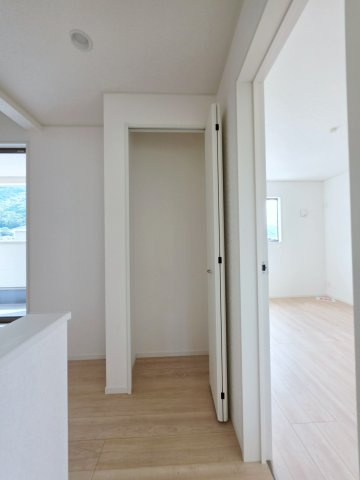 深川一丁目の収納|廊下にも収納スペースがあります