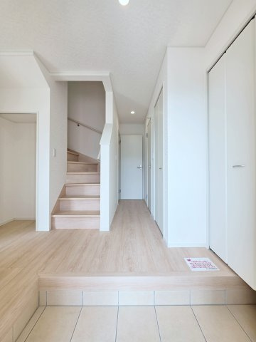 深川一丁目の玄関|玄関には大容量のシューズボックス有
廊下に収納もあり玄関周りの収納も充実しています