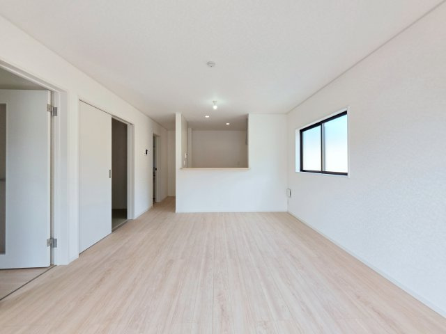 深川一丁目の居間・リビング|広く明るいリビング空間。オープンタイプの対面式キッチンでリビングが隅まで見渡せます。キッチンにいながら小さなお子様にも目が届き安心です。