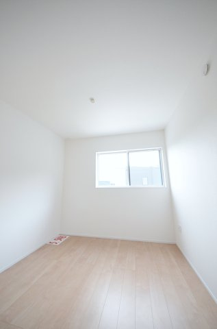 大野下更地の洋室|各居室に機能的なクローゼットを完備。タンスなどの大型家具を買い足す必要がないため、お部屋の面積を最大限に活かせます。