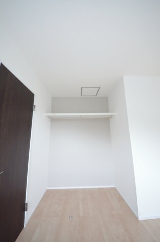 大野下更地の収納|各居室に機能的なクローゼットを完備。タンスなどの大型家具を買い足す必要がないため、お部屋の面積を最大限に活かせます。