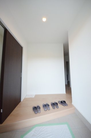大野下更地の玄関|玄関には、靴だけでなくベビーカーやアウトドア用品、ゴルフバッグも丸ごと収まる大容量のシューズインクローゼットがあります