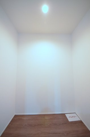 福面二丁目の収納|キッチン横には、ストック食品や大型調理家電もすっきり収まる大容量のパントリーがあります。