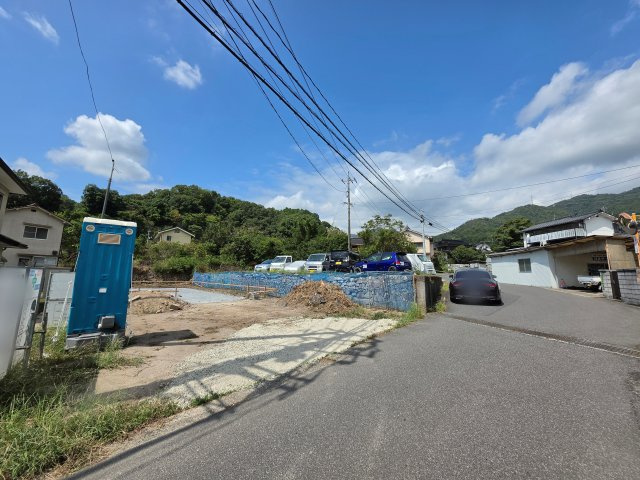 三入七丁目の前面道路含む現地写真|前面道路は交通量が少なく駐車楽々
駐車3台以上可能です