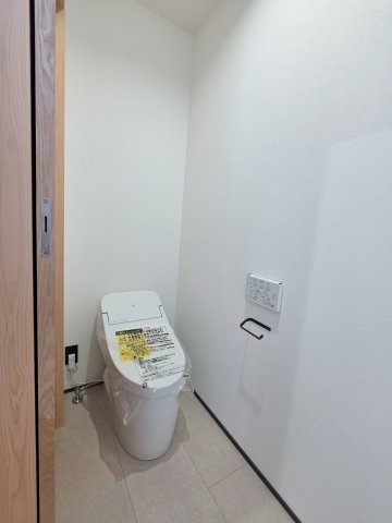 海老園五丁目のトイレ|タンクレスの為、トイレ空間が見違えるほど広々。圧迫感がなくなり、これまで置けなかった観葉植物やインテリアを楽しめます。