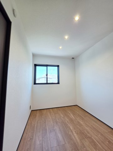 海老園五丁目の洋室|各居室に機能的なクローゼットを完備。タンスなどの大型家具を買い足す必要がないため、お部屋の面積を最大限に活かせます。