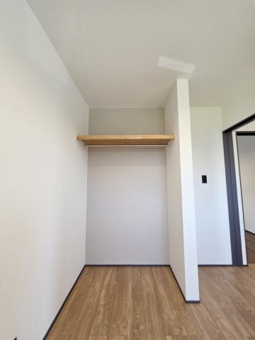 海老園五丁目の収納|各居室に機能的なクローゼットを完備。タンスなどの大型家具を買い足す必要がないため、お部屋の面積を最大限に活かせます。