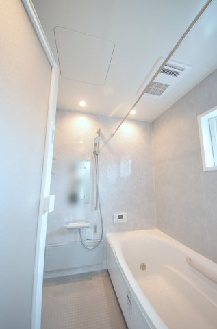 対厳山三丁目の浴室|人気の換気乾燥暖房機付き。広々とした一坪サイズの浴室を採用。足を伸ばして肩までゆったり浸かれるバスタブで、一日の疲れを心地よく解きほぐせます。