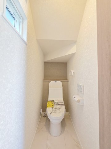 中山鏡が丘のトイレ|窓のある明るいトイレ
勿論ウォシュレット付きです