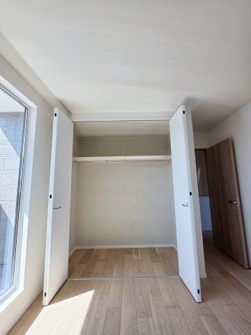 中山鏡が丘の収納|各居室に機能的なクローゼットを完備。タンスなどの大型家具を買い足す必要がないため、お部屋の面積を最大限に活かせます。