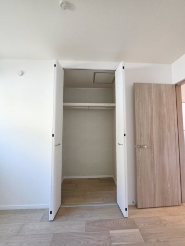 中山鏡が丘の収納|各居室に機能的なクローゼットを完備。タンスなどの大型家具を買い足す必要がないため、お部屋の面積を最大限に活かせます。