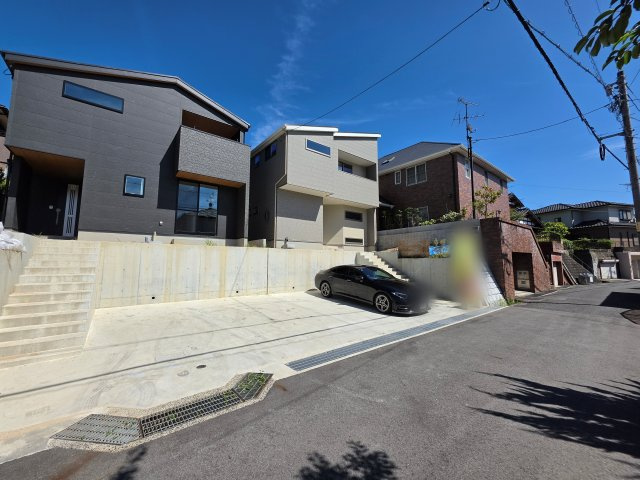 中山鏡が丘の前面道路含む現地写真|前面道路は広々6ｍ
交通量も少なく駐車楽々です