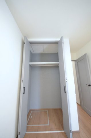 江波西1丁目の収納|各居室に機能的なクローゼットを完備。タンスなどの大型家具を買い足す必要がないため、お部屋の面積を最大限に活かせます。